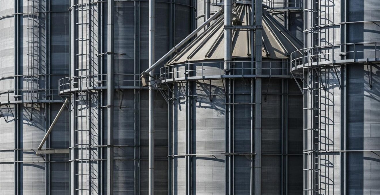 Image conceptuelle montrant des silos de stockage de données séparés, illustrant la fragmentation et la perte d'efficacité.